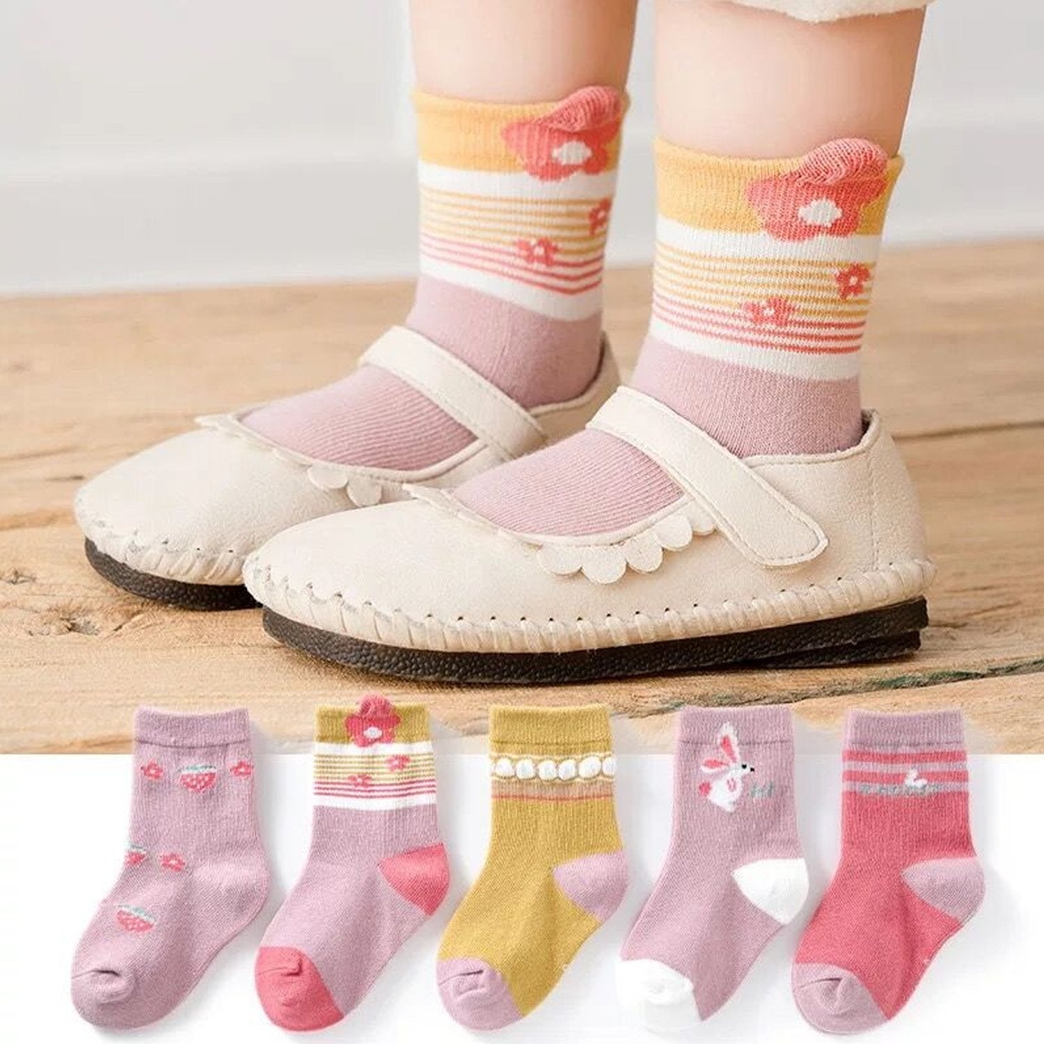 Detailed view of classic socks for kids, highlighting their simple and comfortable design Detailed view of classic socks for kids, highlighting their simple and comfortable design